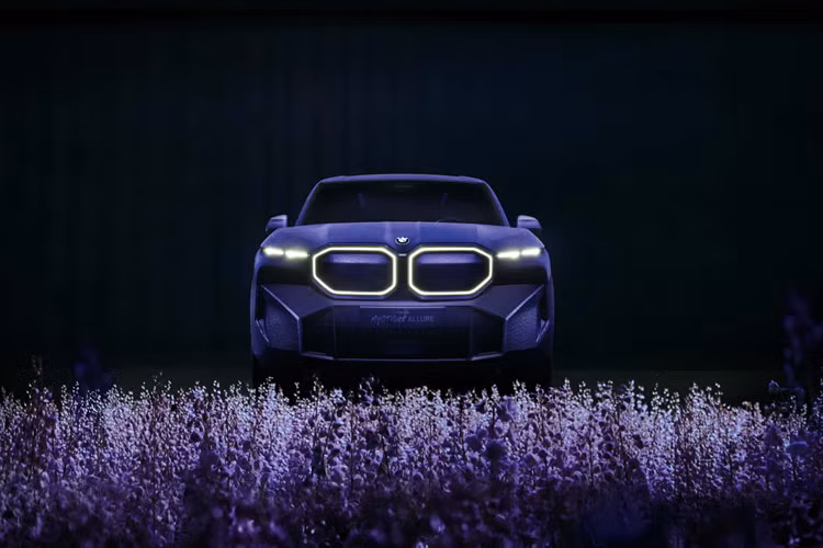 Mang tên BMW XM Mystique Allure đặc biệt, chiếc XM độc nhất vô nhị sẽ ra mắt công chúng vào tuần này tại Liên hoan phim Cannes. Điểm độc đáo nhất của chiếc xe này chính là ngoại thất được bọc bằng nhung thật. Chất liệu vải mềm mại cũng được sử dụng rộng rãi ở bên trong khoang nội thất của chiếc SUV.