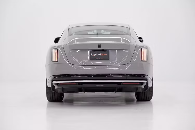 Hiện chiếc Rolls-Royce Spectre bán đấu giá tại Bring a Trailer, mức giá thầu được cho là 380,000 USD.