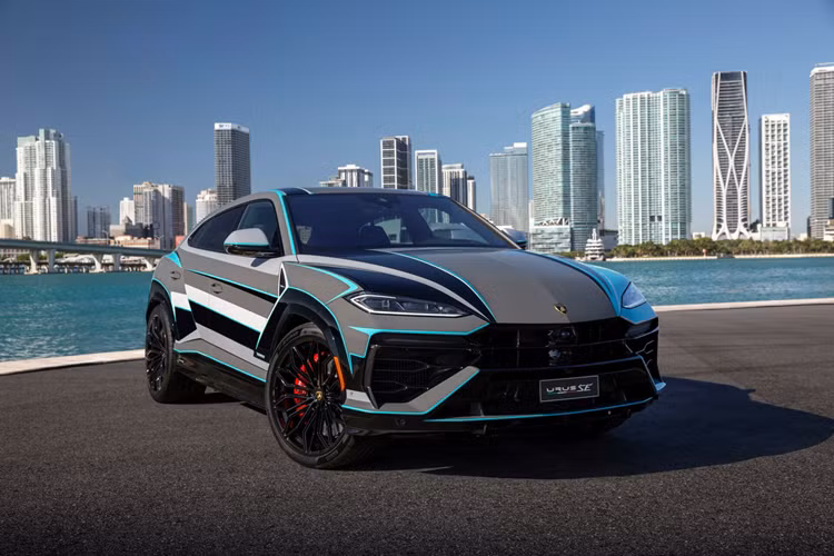 Lamborghini vừa qua đã cho ra mắt chiếc Urus SE với họa tiết cực kỳ độc đáo có một không hai theo phong cách nghệ thuật chuẩn bị cho sự kiện Art Basel. Mẫu siêu SUV Lamborghini Urus SE đặc biệt này với lớp sơn phủ kết hợp giữa bốn màu và mất 230 giờ để hoàn thiện các chi tiết ở ngoại thất chiếc xe này.