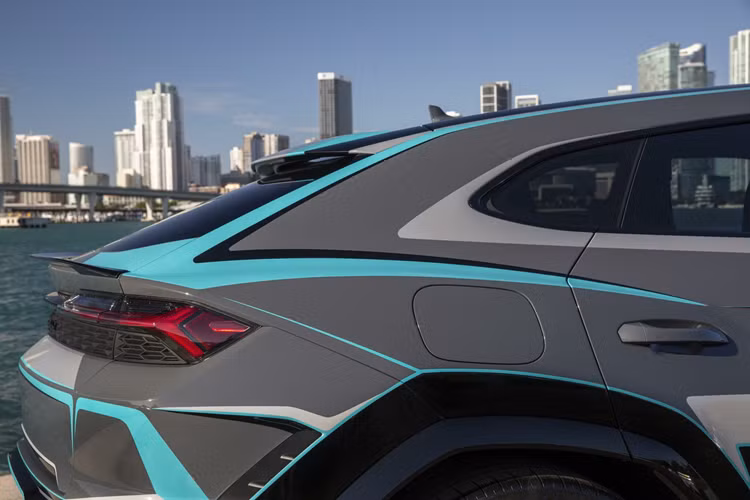 Với siêu SUV Lamborghini Urus SE, mẫu xe cũng được tinh chỉnh một số chi tiết ở phần đầu xe, điển hình chính là cụm đèn chiếu sáng.