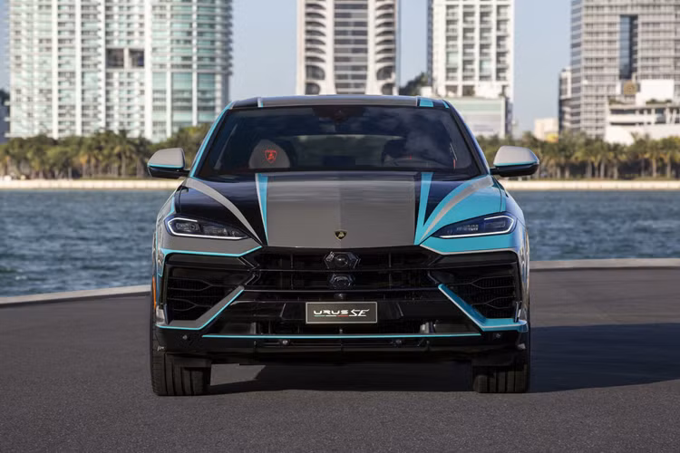 Họa tiết phức tạp này được tạo ra bởi nhóm Ad Personam nội bộ của Lamborghini để giới thiệu khả năng cá nhân hóa của thương hiệu nếu những người mua muốn có thứ gì đó độc đáo cho chiếc xe Lamborghini Urus SE 2024 mới của họ.
