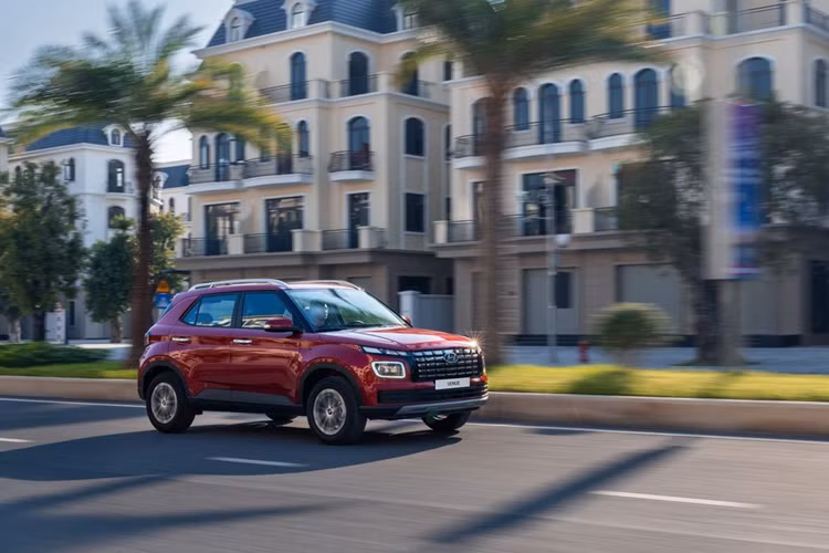 Hyundai Venue giảm giá ngoài tiền mặt, khách hàng còn được nhận thêm hàng loạt phụ kiện chính hãng như: thảm chân, vô lăng bọc da, nước hoa ô tô và voucher bảo dưỡng trị giá 5 triệu đồng, gói bảo hành 5 năm và dán tem VETC thu phí không dừng (tùy đại lý).