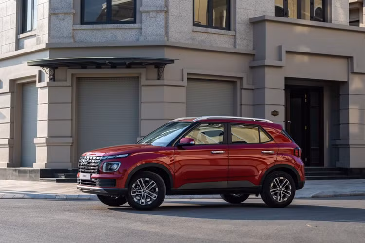 Về trang bị an toàn, Hyundai Venue tại Việt Nam có đầy đủ 6 túi khí, hệ thống cân bằng điện tử, hỗ trợ khởi hành ngang dốc, camera lùi, cảm biến lùi, kiểm soát thân xe, kiểm soát hành trình, giới hạn tốc độ, cảm biến áp suất lốp và đèn chiếu sáng tự động.