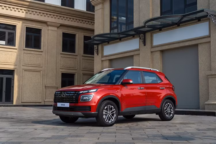 Ra mắt Việt Nam từ 16/12/2023, Hyundai Venue được định vị ở phân khúc CUV cỡ A. Xe có kích thước nhỏ gọn với chiều Dài x Rộng x Cao lần lượt 3.995 x 1.770 x 1.645 (mm). Khoảng sáng gầm xe đạt 195mm cùng chiều dài cơ sở 2.500 mm. Đầu xe gây ấn tượng với lưới tản nhiệt cỡ lớn tạo hình thác nước kết hợp với đèn xi nhan hai bên.