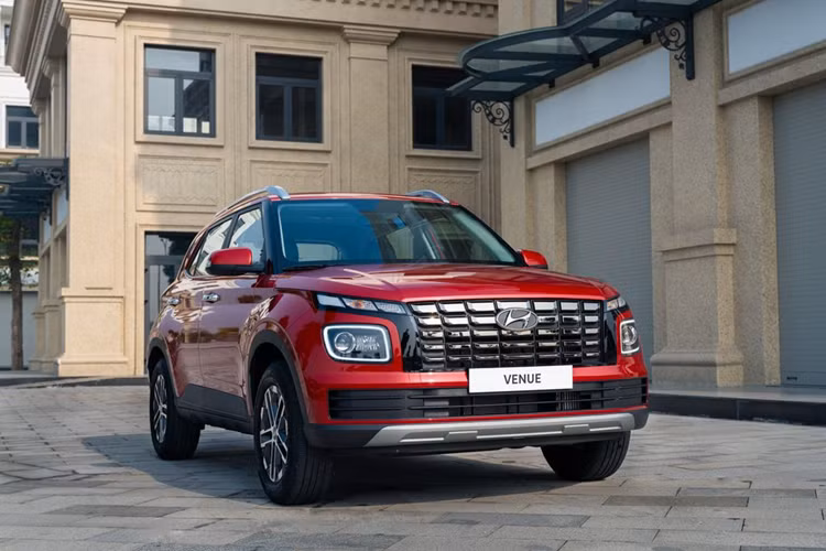 Cung cấp sức mạnh cho Hyundai Venue là động cơ xăng 3 xi-lanh thẳng hàng, tăng áp, dung tích 1.0L, cho công suất tối đa 120 mã lực và mô-men xoắn cực đại 172 Nm. Động cơ kết hợp với hộp số tự động ly hợp kép 7 cấp và hệ dẫn động cầu trước.