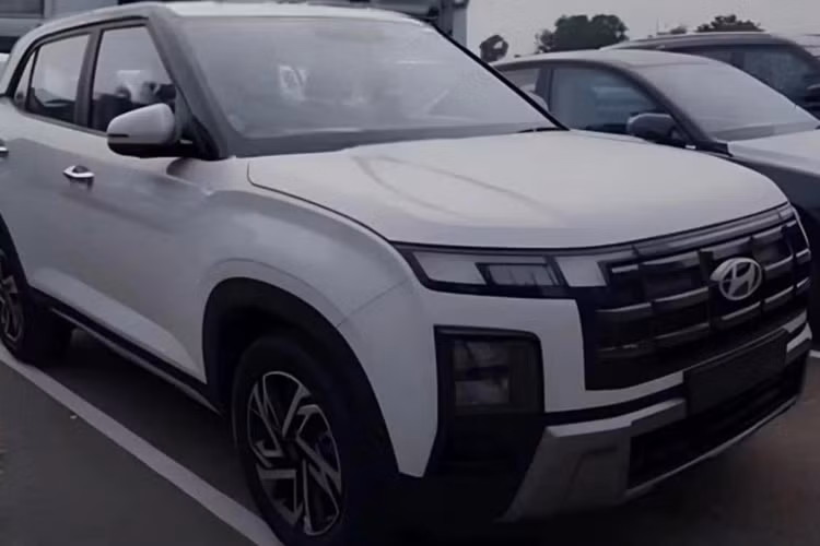 Xe được trang bị cụm màn hình kép tích hợp cả đồng hồ lái và màn hình giải trí trung tâm có cùng kích thước 10,25 inch. Ghế ngồi cũng có thiết kế mới, ghế trước có tính năng làm mát, ghế lái chỉnh điện 8 hướng. Các trang bị đáng chú ý khác bao gồm hệ thống điều hòa tự động 2 vùng, cửa sổ trời toàn cảnh và hệ thống âm thanh 8 loa Bose cao cấp.