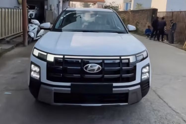 Qua những hình ảnh bị rò rỉ, có thể thấy Hyundai Creta 2024 mới có khá nhiều thay đổi về mặt ngoại hình so với bản tiền nhiệm. Xe sở hữu ngôn ngữ thiết kế mới giống Palisade với nhiều đường nét vuông vức, kết hợp với đó là dàn trang bị giống Sonet và Seltos mới.