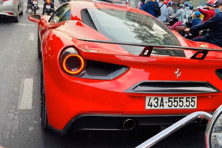 Chưa hết, bộ mâm Vossen đắt đỏ cũng đã quay trở lại với chiếc siêu xe Ferrari 488 GTB biển ngũ quý 5 này.