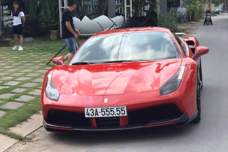 So với lúc ở Sài thành, chiếc siêu xe Ferrari 488 GTB này đã được trang bị lại cánh gió đuôi carbon rất đẹp mắt đi cùng cản trước, cản sau nhiều chi tiết khác cũng được ốp carbon.