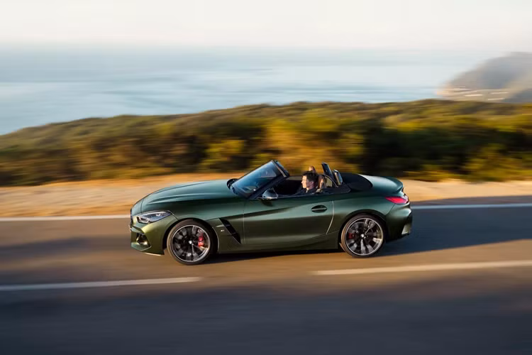 BMW Z4 M40i 2024 hộp số sàn vẫn vận hành bằng khối động cơ xăng tăng áp B58 với 6 xy-lanh thẳng hàng và dung tích 3.0L, với công suất 387 mã lực PS (285 kW) và mô-men xoắn cực đại 500 Nm. Khi đi cùng hộp số sàn, xe có thể tăng tốc 0-100 km/h trong vòng 4,2 giây, tức là hơi chậm hơn chút so với thời gian 3,9 giây lúc dùng hộp số tự động.