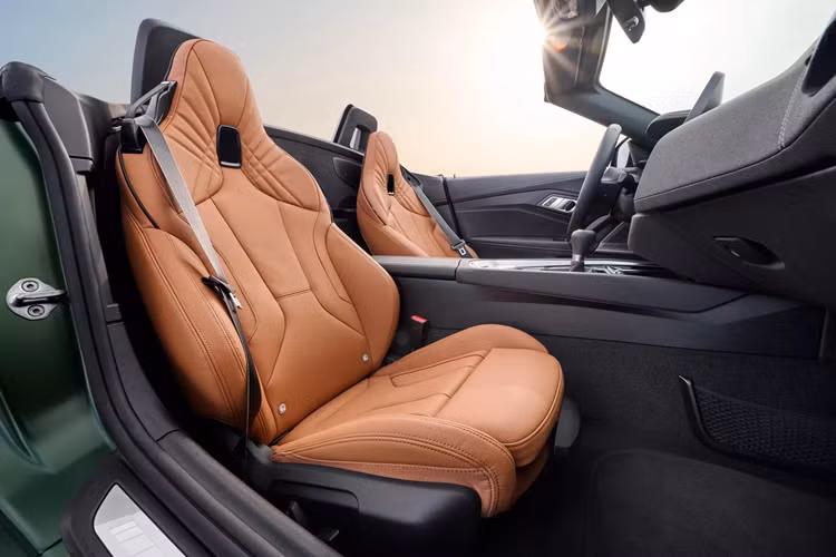 Cụm trục sau và bộ vi sai M được chuyển sang từ M240i, thanh chống lật phía trước vững chắc hơn, bộ giảm chấn thích ứng và hệ thống lái trợ lực điện được điều chỉnh lại cho phù hợp với cảm giác sang số thủ công.
