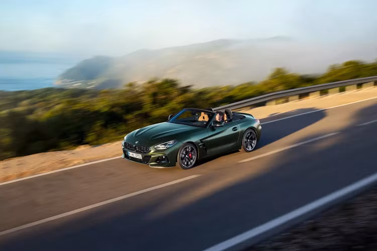 BMW cho biết, Z4 M40i 2024 phiên bản Pure Impulse Edition/Handschalter. Mức giá xe BMW Z4 M40i 2024 số sàn sẽ cao hơn 3.500 USD (85 triệu đồng) so với bản số tự động, vốn đang được định giá ở mức 67.000 USD (1,6 tỷ đồng).