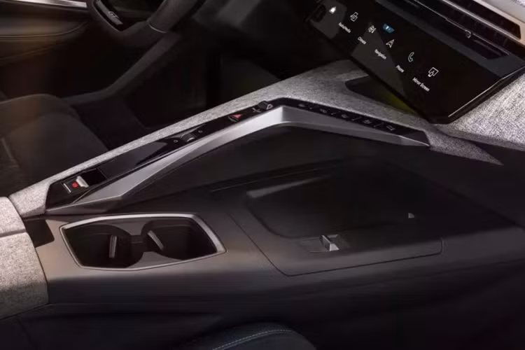 Nhờ pin nên Peugeot 5008 2025 bản PHEV có thể chạy hơn 80 km mà không cần dùng động cơ xăng. Riêng Peugeot E-5008 2024 sẽ có 3 phiên bản khác nhau. Đầu tiên là phiên bản dẫn động cầu trước FWD với 1 mô-tơ điện mạnh 210 mã lực và mô-men xoắn cực đại 345 Nm.