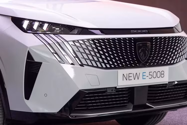 Mẫu SUV Peugeot 5008 hạng trung này sở hữu kích thước dài x rộng x cao lần lượt là 4.790 x 1.890 x 1.690 mm và chiều dài cơ sở 2.900 mm. Tương tự thế hệ cũ, Peugeot 5008 2025 cũng được áp dụng ngôn ngữ thiết kế giống với 3008 mới. Có thể thấy rõ điều này qua khu vực đầu xe với lưới tản nhiệt không viền và hệ thống đèn 2 tầng.