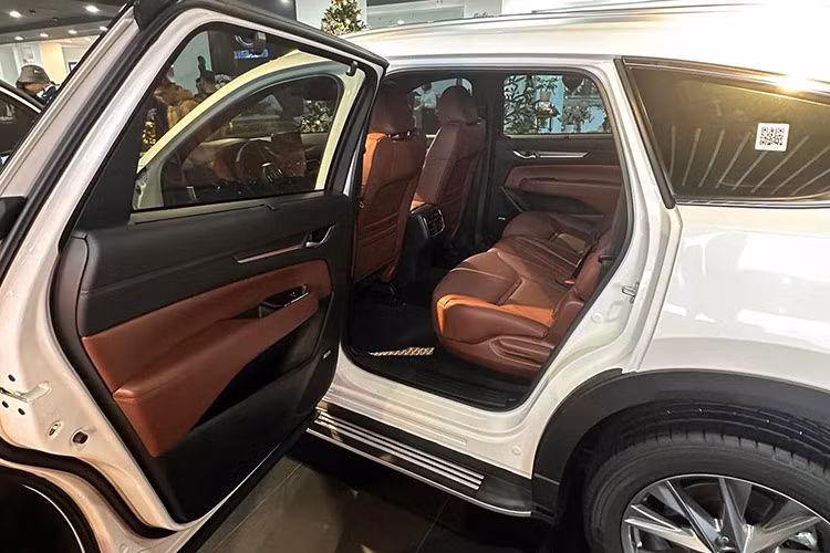 Ngoại trừ phiên bản Luxury, hai phiên bản Mazda CX-8 2025 còn lại đều trang bị tiêu chuẩn gói an toàn chủ động i-Activsense, bao gồm các tính năng: Hệ thống đèn thích ứng thông minh ALH. Hệ thống cảnh báo điểm mù BSM. Cảnh báo phương tiện cắt ngang khi lùi RCTA...