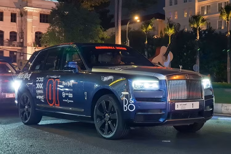 "Trái tim" của SUV siêu sang Rolls-Royce Cullinan mang biển số độc nhất vô nhị của Sharjah mới lăn bánh ở Tp.HCM chính là khối động cơ V12, tăng áp kép, dung tích 6.75 lít, sản sinh công suất tối đa 563 mã lực và mô-men xoắn cực đại 850 Nm tại vòng tua máy 1.600 vòng/phút.