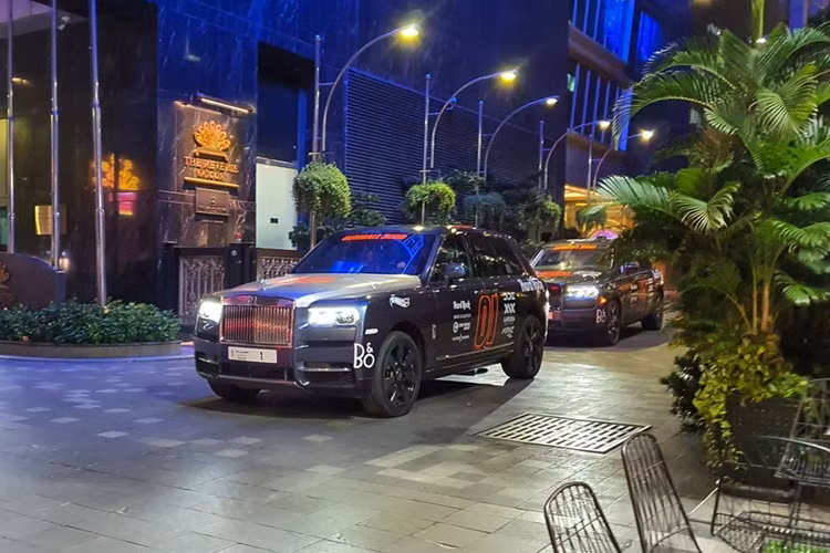 Có mặt trên đường phố TP.HCM vào chiều qua, chiếc xe Rolls-Royce Cullinan này gây ấn tượng với ngoại thất đã được lên bộ tem của hành trình xe Gumball 3000 2024, cũng như việc xe mang biển số độc nhất vô nhị là con số 1.