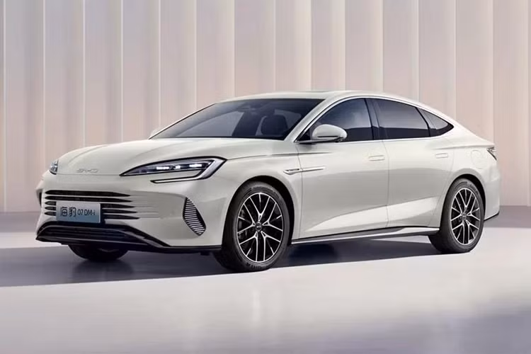 Không giống như các mẫu xe trước, BYD Seal 07 PHEV này được trang bị tiêu chuẩn hệ thống lái thông minh DiPilot của BYD, cung cấp hỗ trợ lái xe Cấp độ 2 trên tất cả các phiên bản. Các tính năng an toàn của xe bao gồm 13 túi khí, Phanh khẩn cấp tự động (AEB), Cảnh báo va chạm phía trước (FCW) và Hỗ trợ giữ làn đường khẩn cấp (ELKA), tất cả đều là tiêu chuẩn trên toàn bộ dòng sản phẩm.