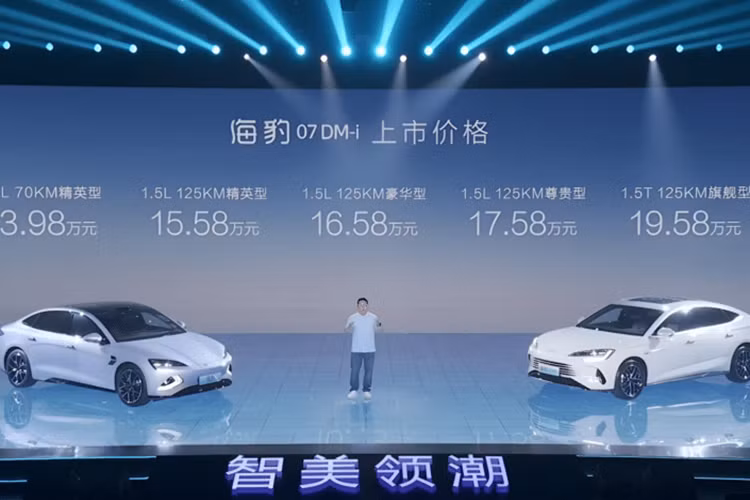 Hệ thống này tăng cường khả năng phản hồi của giao diện và mở rộng chức năng của nó. Các tính năng nội thất bổ sung bao gồm sạc không dây 50W. Một bộ chuyển số bằng pha lê. Cửa sổ trời toàn cảnh có rèm che nắng chỉnh điện. Vô lăng có chức năng sưởi ấm. Hệ thống hương thơm tích hợp. Ghế có sưởi và thông gió
