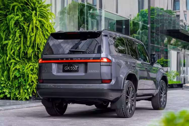 Bên cạnh đó là chế độ khởi động ở số 2 ECT 2nd có tác dụng hỗ trợ xe tăng tốc và di chuyển mượt mà trên các địa hình trơn trượt, hệ thống treo thích ứng AVS và hệ thống lái trợ lực điện EPS lần đầu tiên được trang bị cho dòng xe này.