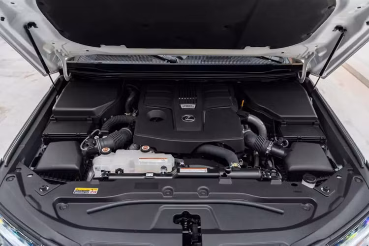 "Trái tim" của Lexus GX thế hệ mới tại Việt Nam là động cơ xăng V6, tăng áp kép, dung tích 3.4L, sản sinh công suất tối đa 349 mã lực và mô-men xoắn cực đại 649 Nm. Động cơ này đi với hộp số tự động 10 cấp và hệ dẫn động 4 bánh toàn thời gian.