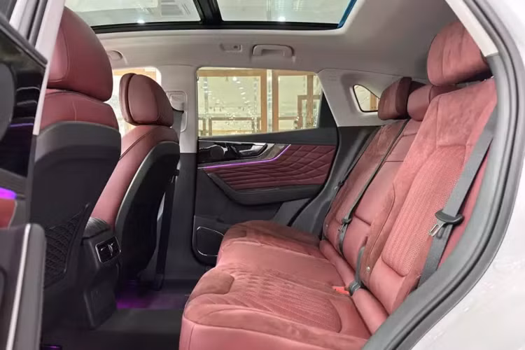 Trước mặt người lái là vô lăng vát đáy tích hợp phím chức năng và lẫy chuyển số thể thao. Bên cạnh đó là bảng đồng hồ kỹ thuật số nối liền với màn hình cảm ứng trung tâm.