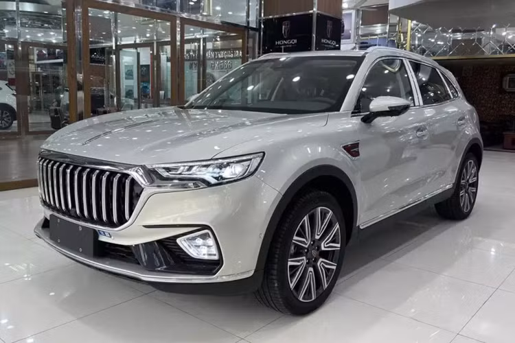 Động cơ đi với hộp số tự động ly hợp kép 7 cấp và hệ dẫn động cầu trước. Hệ thống treo khí nén thích ứng cũng được trang bị cho mẫu xe này. Tại Việt Nam, Hồng Kỳ HS5 có 3 màu sắc là đen, trắng và vàng cát. Nhân viên tư vấn bán hàng tại đại lý cho biết xe sẽ được giao luôn trước Tết Nguyên đán.