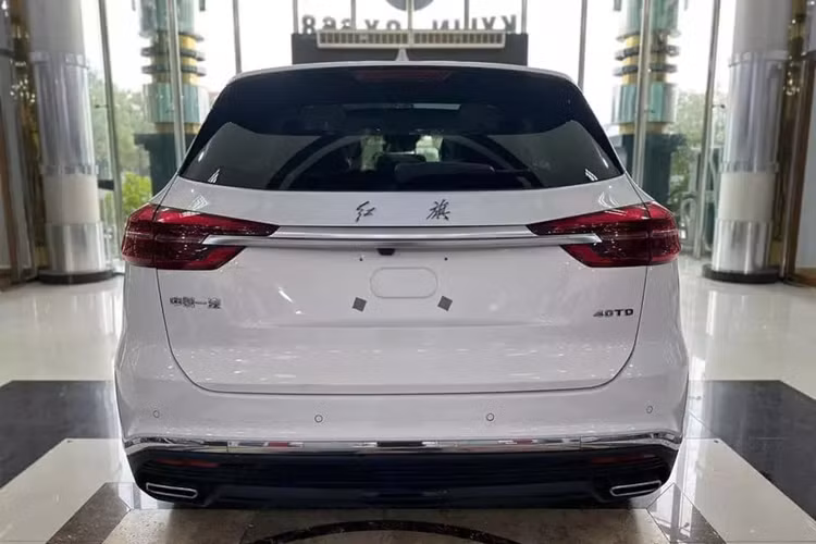 Trong khi đó, cản sau đi kèm 2 đầu ống xả giả mạ crôm hình chữ nhật. Để tạo cảm giác cao cấp, mẫu xe Trung Quốc này có khá nhiều chi tiết mạ crôm ở ngoại thất, từ lưới tản nhiệt, nẹp trên cản trước/cản sau/sườn xe đến viền bao quanh cửa sổ. Thêm vào đó là baga nóc màu bạc và ăng ten vây cá mập.