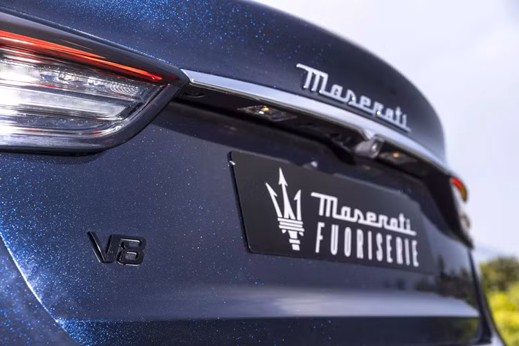 Maserati Quattroporte Grand Finale 2024 đặc biệt này là chiếc cuối cùng của dòng xe sedan cỡ lớn này vận hành bằng hệ truyền động dùng động cơ đốt trong, vì Quattroporte trong tương lai đã được định vị sẽ trở thành xe thuần điện.
