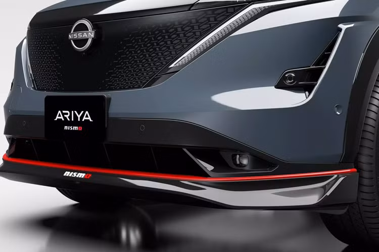 Có những thay đổi rõ rệt về diện mạo trên Nissan Ariya Nismo hiệu suất cao. Đầu tiên là phần đầu xe, Nissan đã chỉnh sửa cản trước và thiết kế mạnh mẽ hơn nhờ phần cản trước dài cùng đường sơn màu đỏ.
