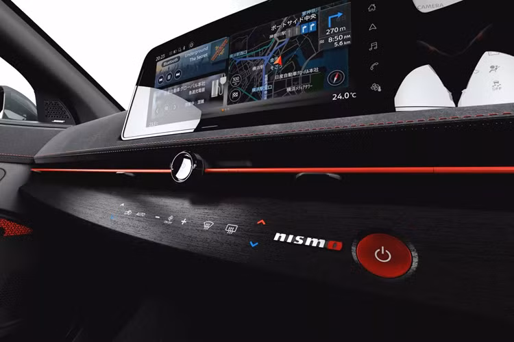 Nissan chưa công bố thông số hiệu suất chính thức của chiếc SUV thuần điện này. Tuy nhiên, hãng cho biết rằng Ariya Nismo có chế độ lái độc quyền Nismo giúp tối đa hóa khả năng phản ứng nhanh nhậy cùng hệ thống âm thanh sẽ giống như chiếc xe đua Formula E.