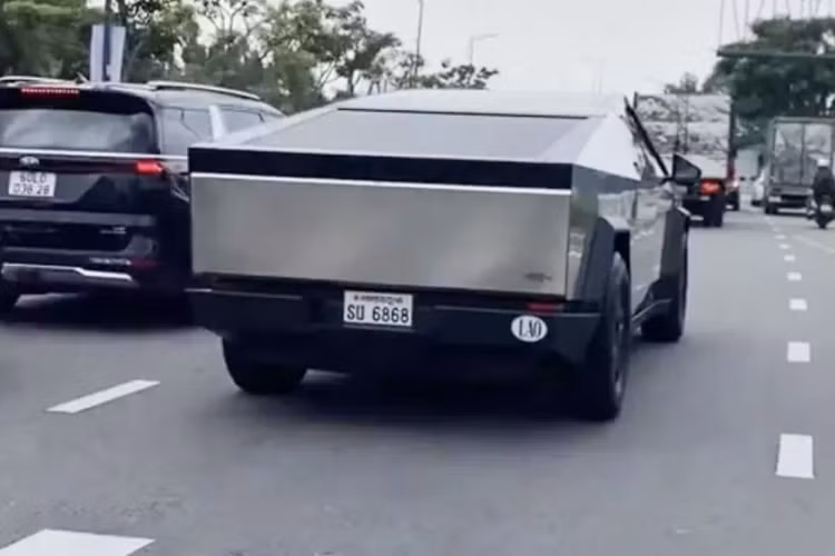 Đoạn video này đã nhanh chóng nhận được sự quan tâm, vì thiết kế xe Tesla Cybertruck 2024 mới quá to lớn, lại còn mang biển số lộc phát đẹp mắt. Và cũng nhờ đó, biết được chiếc xe bán tải điện Tesla Cybertruck đầu tiên ở Việt Nam được nhập về Lào.