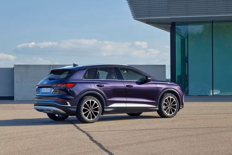 Việc thao tác bằng ngôn ngữ tự nhiên được Audi nhấn mạnh là sẽ giúp lái xe an toàn hơn vì người lái có thể liên tục theo dõi tình hình giao thông mà không cần rời mắt.