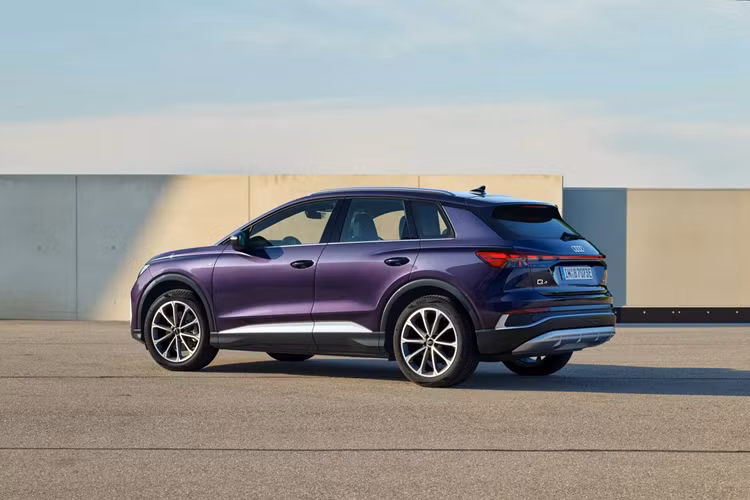 Kể từ khi được công bố lần đầu, Audi Q4 e-tron đã nhanh chóng khẳng định là mẫu xe điện bán tốt nhất của thương hiệu Đức và doanh số bán hàng dự kiến sẽ tiếp tục tăng nhờ bản Q4 35 e-tron “giá rẻ” này. Tuy năng lực kỹ thuật không phải ở mức xuất sắc nhất nhưng hoàn toàn “đủ dùng” và hứa hẹn sẽ thu hút sự quan tâm của nhiều người.