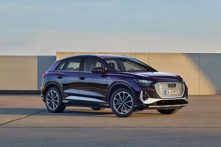 Là phiên bản mới nên Q4 35 e-tron được sở hữu phần mềm giải trí được cập nhật, có kho ứng dụng Audi Application Store cung cấp quyền truy cập vào nhiều ứng dụng phổ biến đang phát triển, từ tin tức và podcast, thể thao và trò chơi đến video và giải trí mà không cần sử dụng điện thoại thông minh.