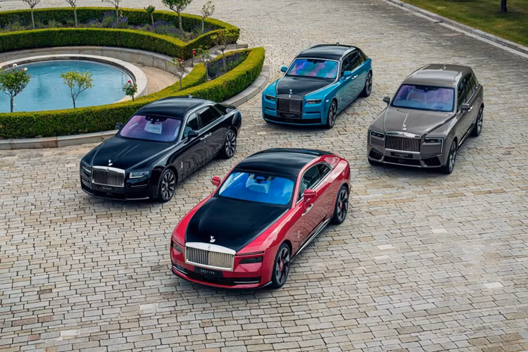 Rolls-Royce Motor Cars năm nay đã mang đến Lễ hội tốc độ Goodwood 2024 với 4 mẫu xe Rolls-Royce cá nhân hoá Bepsoke dựa trên 4 dòng xe chính của thương hiệu bao gồm Phantom Extended, Ghost, Spectre và phiên bản mới nhất của Cullinan, mỗi chiếc sẽ mang đến sự thể hiện độc đáo về tay nghề thủ công vô song độc đáo của thương hiệu.