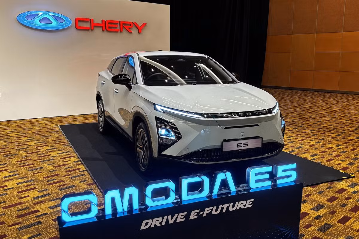 Hiện giá xe Chery Omoda E5 bán ra khởi điểm từ 498,8 triệu Rupiah (khoảng 778 triệu đồng) tại Indonesia,. Sau Indonesia, mẫu SUV điện này sẽ tiếp tục được bán ở những thị trường Đông Nam Á khác như Việt Nam. Khi bán ở Việt Nam, Chery Omoda E5 sẽ là đối thủ của VinFast VF e34. 