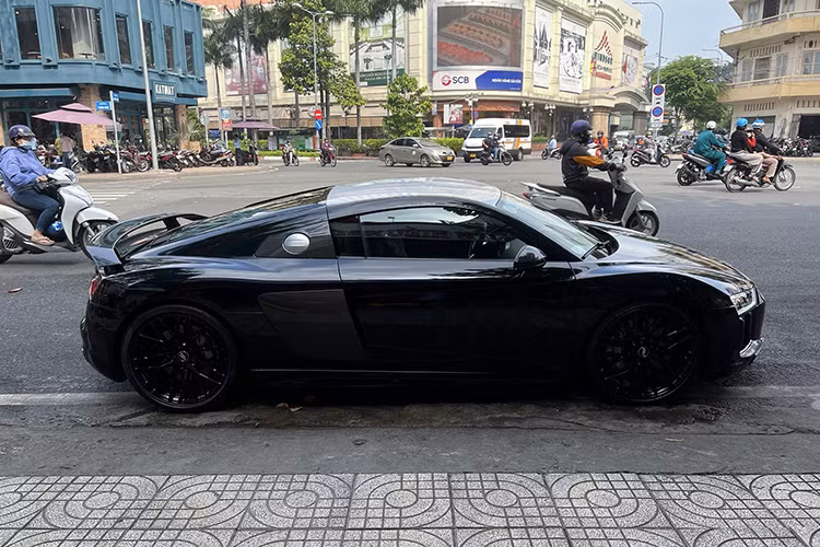 Chiếc Audi R8 V10 Plus của Đặng Lê Nguyên Vũ được nhập về Việt Nam từ năm 2016 từ "quê nhà" Đức bởi một tay chơi tại Khánh Hoà, chiếc xe kể từ khi về nước rất hiếm khi xuất hiện trên đường phố. Điều đó cho thấy mức odo thấp là hoàn toàn hợp lý. 