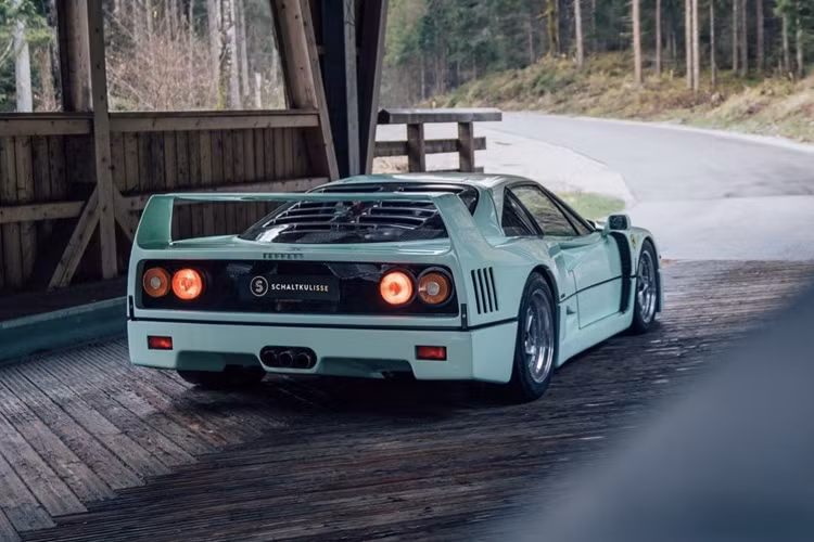 Ferrari F40 được trang bị khối động cơ xăng V8, tăng áp kép, dung tích 2.9 lít, sản sinh công suất tối đa từ 471 mã lực đến 477 mã lực tuỳ theo phiên bản dành cho các thị trường.