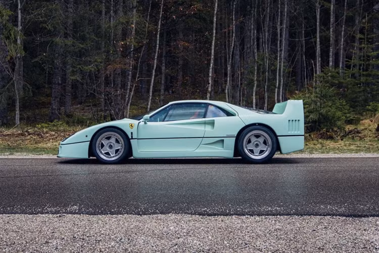 Được sản xuất từ 1987 đến năm 1992, đã có tổng cộng 1.311 chiếc xe Ferrari F40 ra đời trên toàn thế giới. Ở thời điểm ra mắt, Ferrari F40 là mẫu xe thương mại nhanh, mạnh và đắt nhất thế giới, chính điều này đã thôi thúc các nhà sưu tập sở hữu dòng xe này.