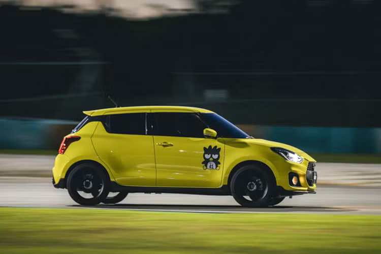 Ngoài ra, Swift Sport thế hệ mới sẽ được trang bị hệ truyền động hybrid là sự kết hợp của động cơ xăng 1.4L tăng áp kết hợp với một mô tơ điện. Ở phiên bản mới, xe được kỳ vọng có mức độ tiêu thụ nhiên liệu giảm 16% và xả thải ít hơn 15%.