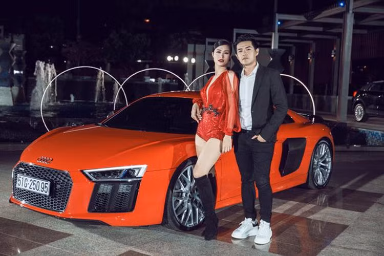 Lý do là Audi Việt Nam đã mua lại chiếc Audi R8 V10 Plus đặc biệt này và sau đó bán lại cho cặp đôi ca sĩ Đông Nhi và Ông Cao Thắng. Nhiều năm về sau, chiếc Audi R8 V10 Plus đặc biệt này trải qua vô số đời chủ...