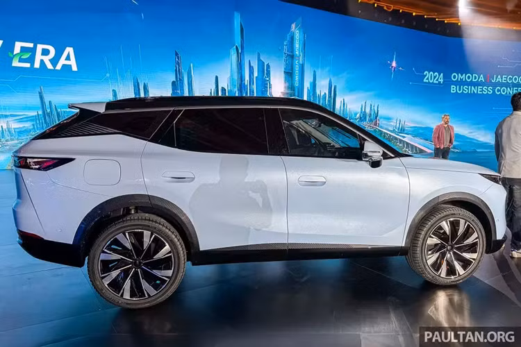 So với Omoda 5 hiện đang bán trên thị trường, Chery Omoda 7 có kích thước lớn hơn. Cụ thể, kích thước dài x rộng x cao của mẫu xe này lần lượt là 4.621 x 1.872 x 1.673 mm và chiều dài cơ sở 2.700 mm. Với kích thước này, Chery Omoda 7 được định vị trong phân khúc SUV cỡ C, cạnh tranh với Honda CR-V và Hyundai Tucson.