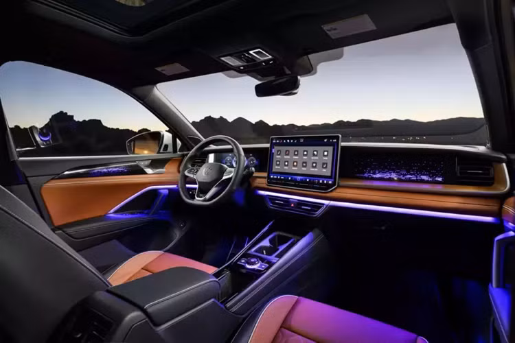 Volkswagen cũng lưu ý rằng Tiguan 2025 được trang bị cửa sau chỉnh điện cũng như bảng màu được sửa đổi bao gồm ba tùy chọn mới là Avocado Green Pearl, Sandstone Uni và Monterey Blue Pearl.