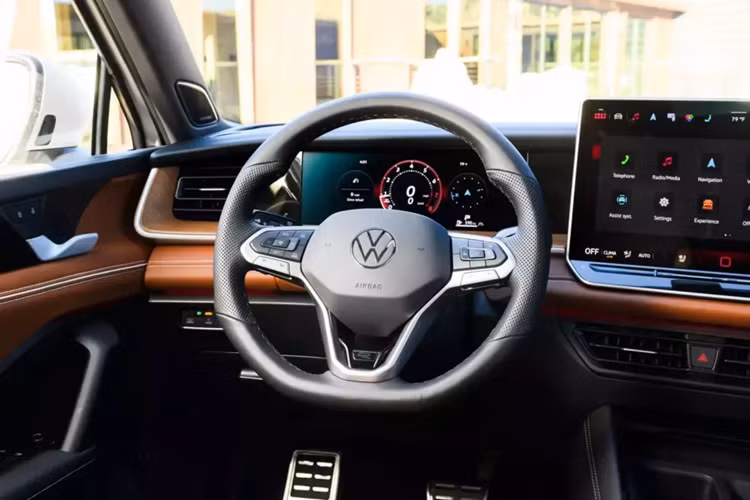 Nội thất lỗi thời của mẫu xe Volkswagen Tiguan trước đã bị vứt vào sọt rác của lịch sử và người lái xe sẽ tìm thấy cụm đồng hồ kỹ thuật số 10,25 inch mới và hệ thống thông tin giải trí 12,9 inch. Nếu màn hình sau không đủ lớn, màn hình 15 inch cũng sẽ có sẵn.