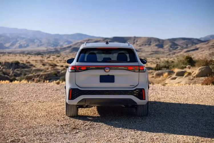 Volkswagen Tiguan 2025 chạy trên nền tảng MQB evo và được trang bị động cơ bốn xi-lanh 2.0 lít tăng áp sản sinh công suất 201 mã lực. Đây là mức tăng nhỏ 17 mã lực, nhưng đi kèm với đó là trọng lượng giảm khoảng 170 lbs (77 kg) nhờ sử dụng các thành phần hệ thống treo bằng thép cường độ cao và nhôm.