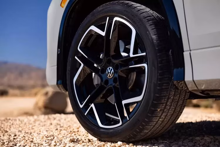Tại thị trường Mỹ, xe có đèn phản quang dọc thay vì đèn phản quang ngang. Volkswagen đã chọn giữ kín thông số kỹ thuật chi tiết cho đến bây giờ nhưng đã xác nhận rằng mẫu xe mới có chiều dài cơ sở dài hơn một chút và phần nhô ra phía sau ngắn hơn so với mẫu xe tiền nhiệm.