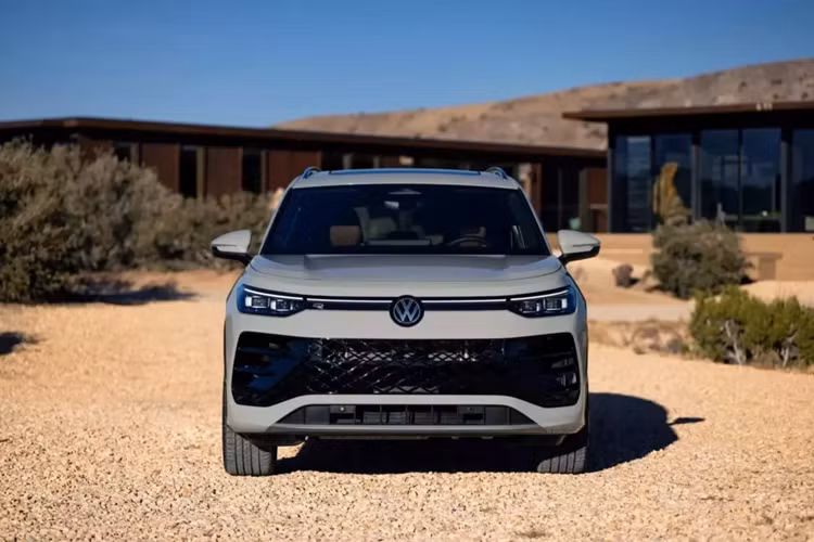Nhìn gần giống hệt Tayron của Châu Âu, mẫu xe SUV Volkswagen Tiguan 2025 có thiết kế hiện đại và biểu cảm, đặc biệt là trong kiểu dáng R-Line. Tuy nhiên Tiguan 2025 có đèn pha mỏng hơn có thể được kết nối bằng thanh đèn LED có sẵn. Chúng cũng có thể được nối bằng logo phát sáng vì đèn là lớp mạ crôm mới.