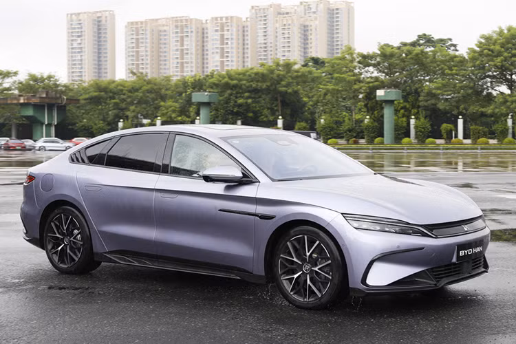  BYD Han EV 2025 mới (triều đại nhà Hán) là một trong những mẫu xe thuộc series “Dynasty” của BYD, trong đó gồm Qin (nhà Tần), Song (nhà Tống), Tang (nhà Đường), Yuan (nhà Nguyên). Nhà thiết kế Wolfgang Egger từng làm cho Audi đã chấp bút tạo nên Dynasty concept.