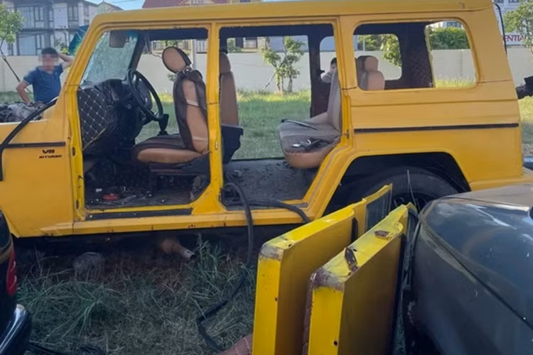 Trong đó, 1 xe có ngoại hình giống với dòng xe SUV hạng sang Mercedes-Benz G-Class và xe còn lại đặc biệt hơn, khi có kiểu dáng của siêu xe Lamborghini Murcielago LP640-4 hàng hiếm.